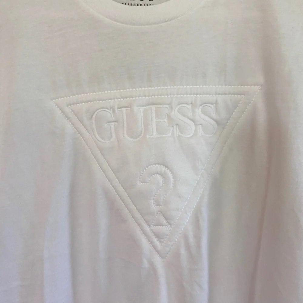 •Guess• embossed logo tee - Picture 3 of 6